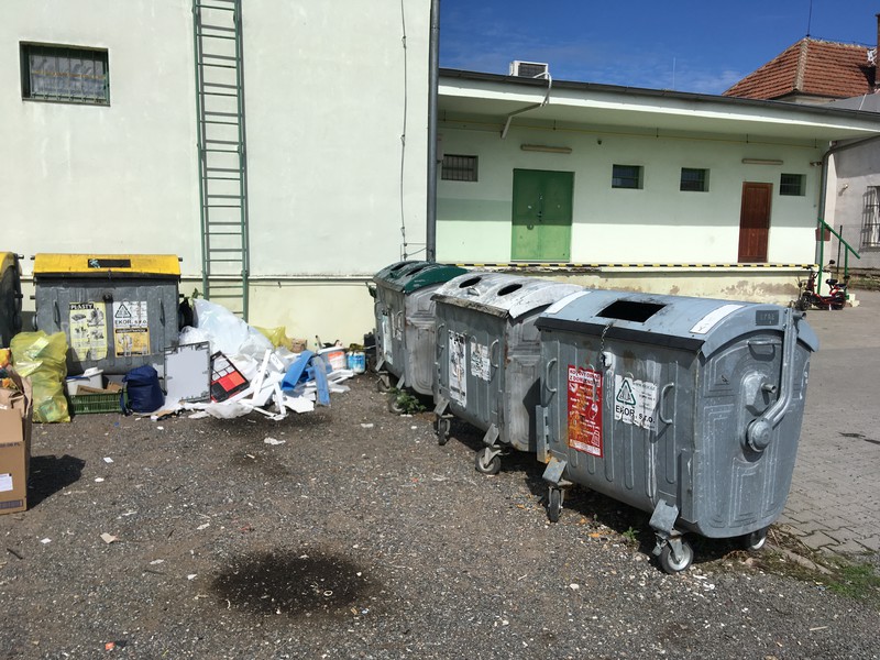 Hnízdo pro plasty a papír (2021)