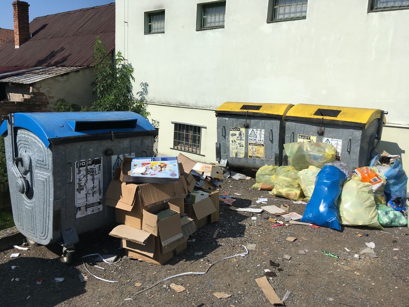 Hnízdo pro plasty a papír (2021)