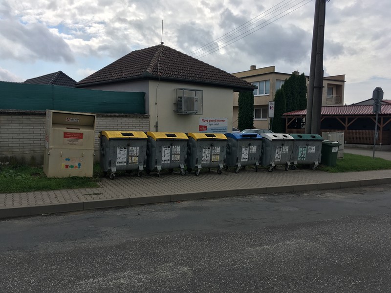 Hnízdo pro plasty a papír (2021)