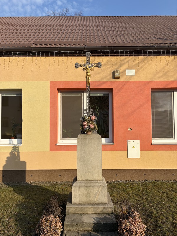 Kříž před mateřskou školkou (2026)