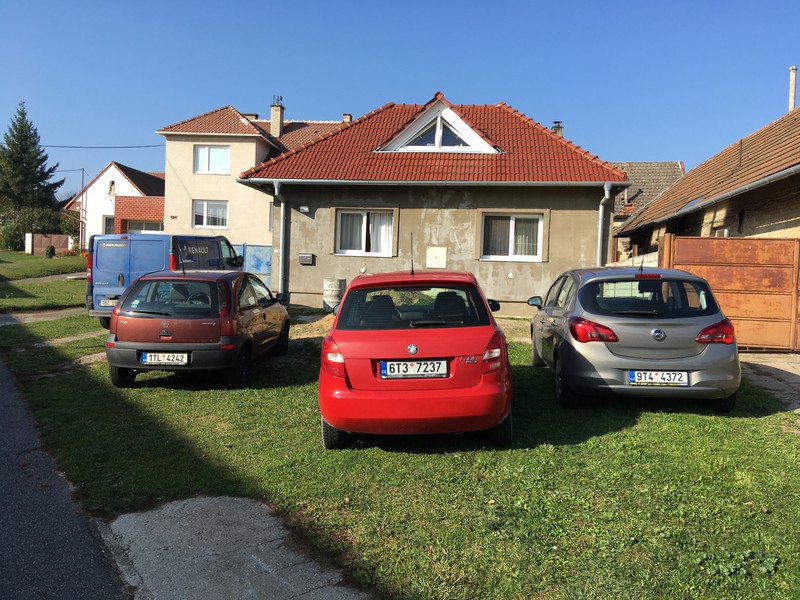 Parkování před domem č.p. 143 (2019)