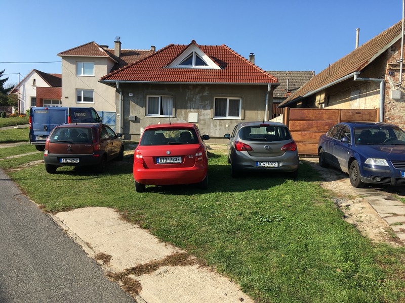 Parkování před domem č.p. 143 (2019)