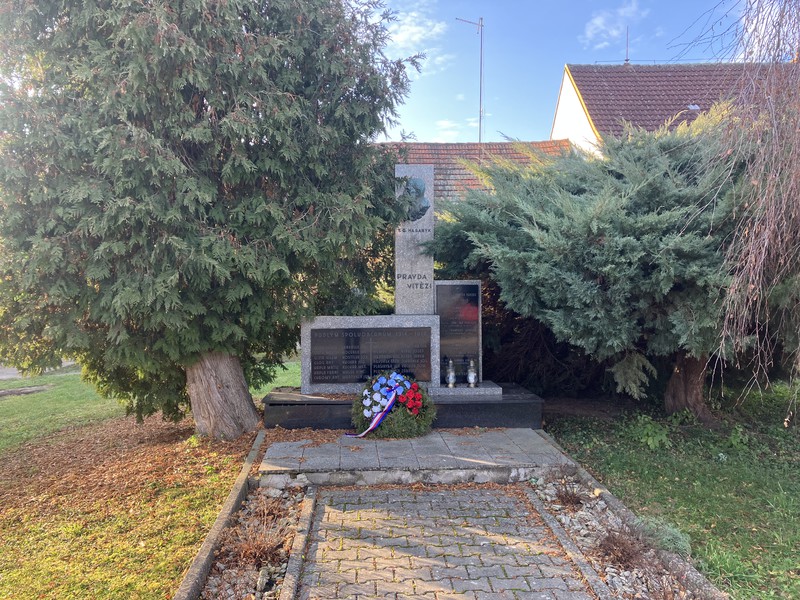 Pomník před rekonstrukcí (2024)