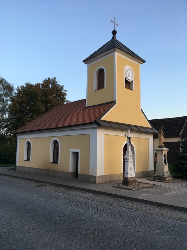 Kaple při západu slunce (2020)