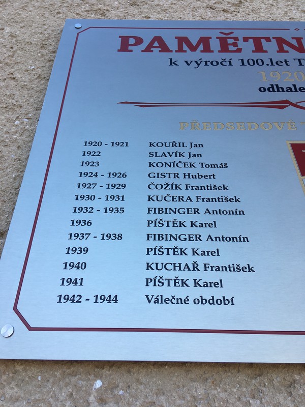 Pamětní deska na Sokolovně č.p. 174 (2020)