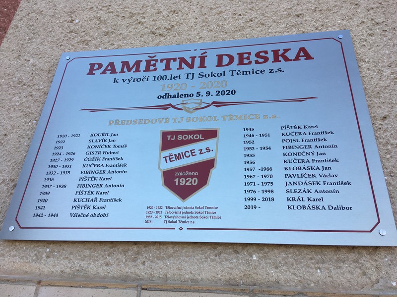 Pamětní deska na Sokolovně č.p. 174 (2020)