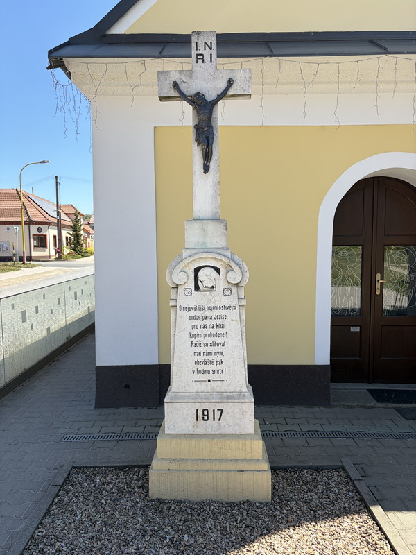 Kříž u kapličky levý (2026)