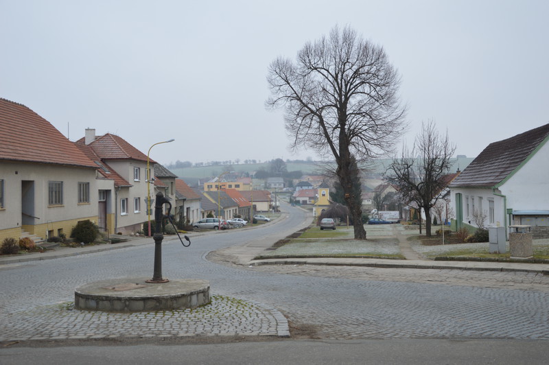 Obecní pumpa a bývalá náves (2016)