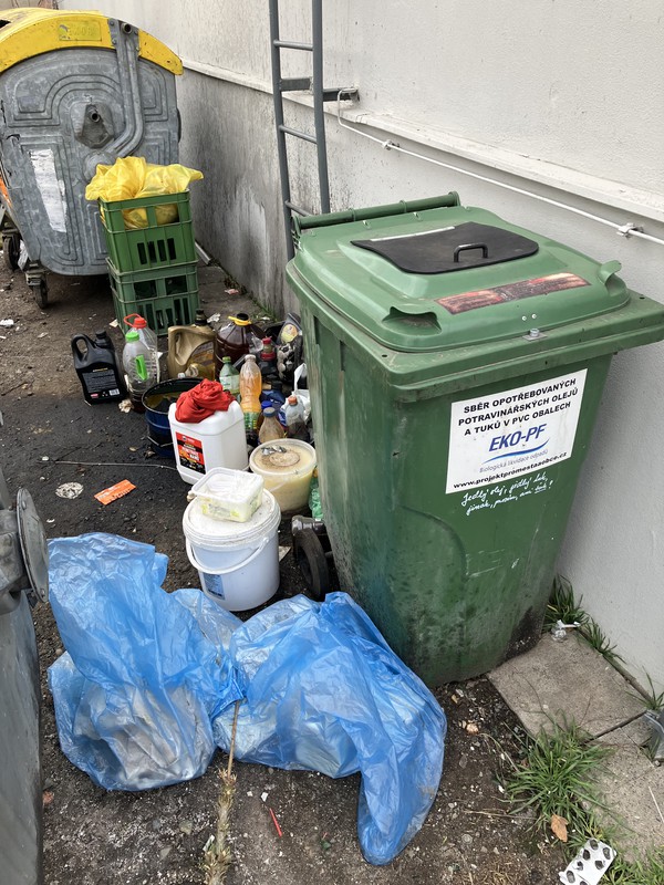 Hnízdo pro plasty a papír (2025)