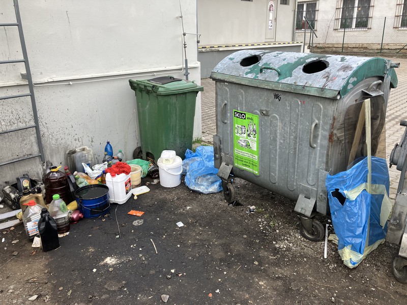 Hnízdo pro plasty a papír (2025)