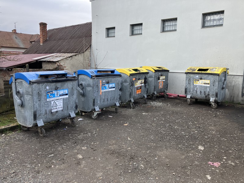 Hnízdo pro plasty a papír (2025)
