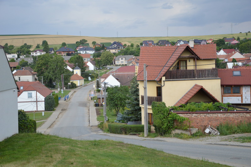 Pohled od sádku směrem ke kapli (2025)