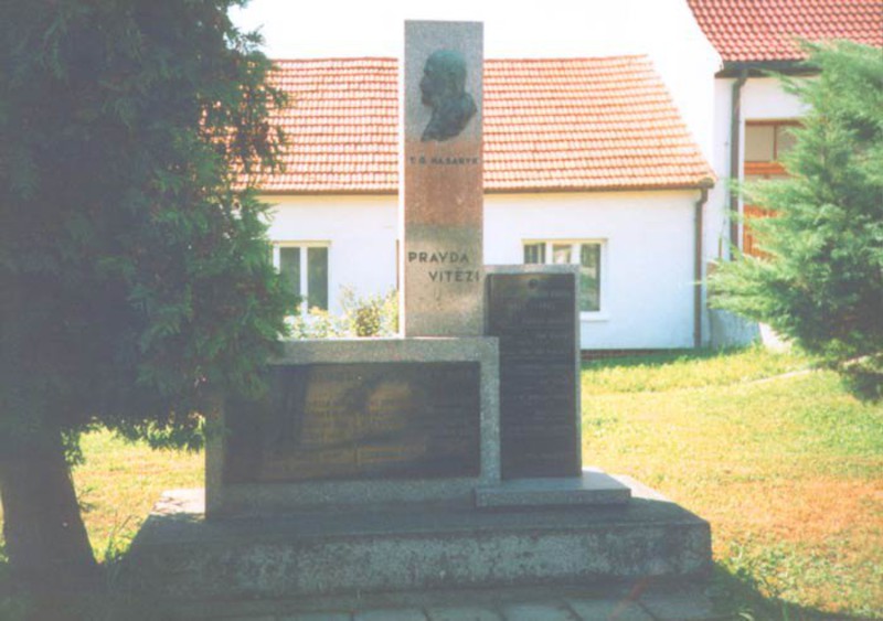 Pomník padlým hrdinům (2000)