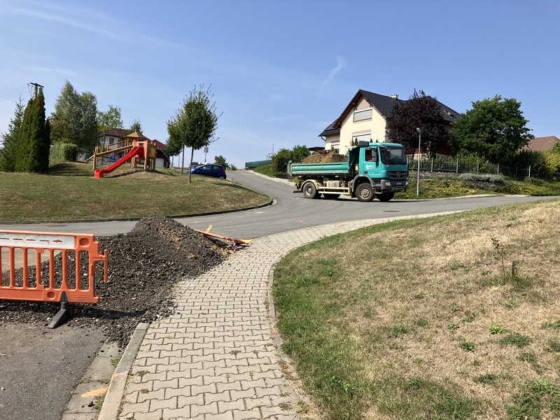 Kopání splaškové kanalizace na nové ulici (2024)