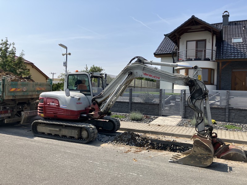 Kopání splaškové kanalizace na nové ulici (2024)
