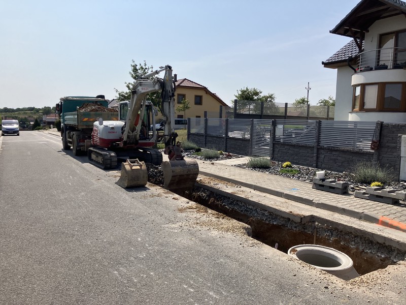 Kopání splaškové kanalizace na nové ulici (2024)