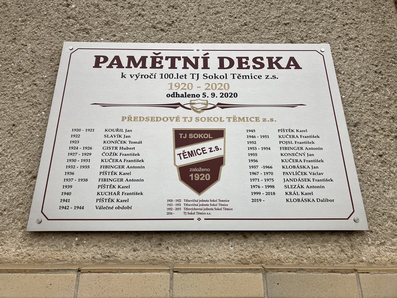 Pamětní deska na Sokolovně č.p. 174 (2024)