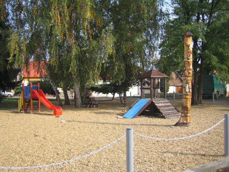 Dětské hřiště u zastávky (2008)