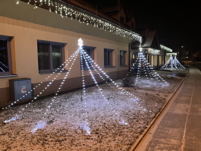 Lednová výzdoba před DPS (2026)