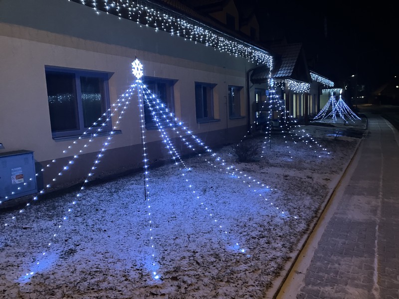 Lednová výzdoba před DPS (2026)
