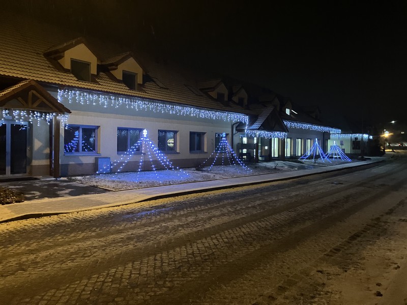 Lednová výzdoba před DPS (2026)