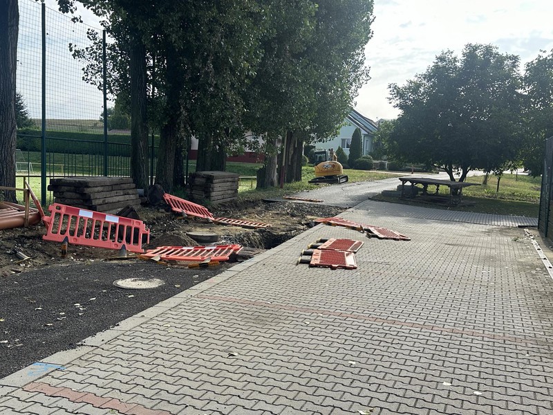 Budování nové kanalizace u fotbalového hřiště (2024)