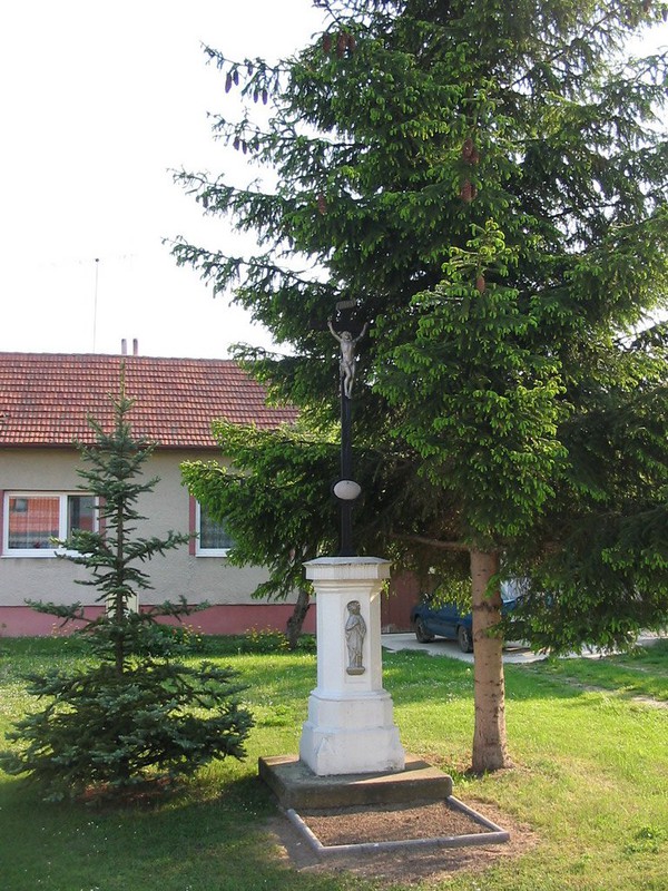 Kříž před domem č.p. 92 (2009)