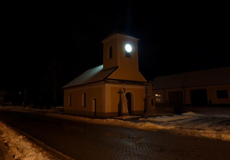Kaple v noci (2010)
