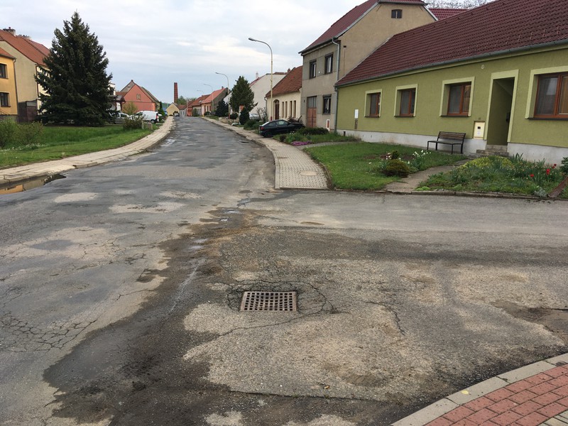 Hlavní cesta v obci směr Bzenec (2022)