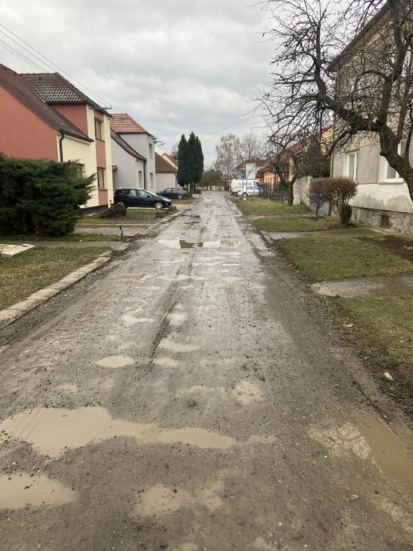 Cesta od baráků směrem k úřadu (2026)