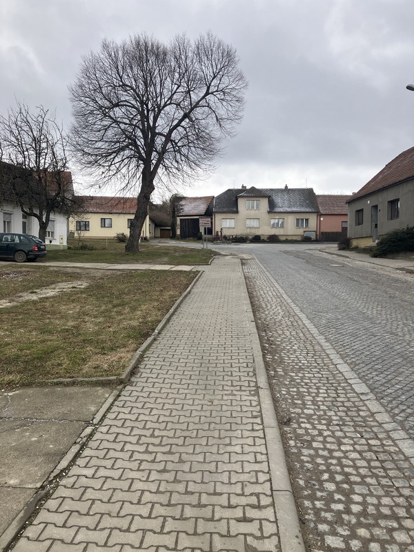 Cesta od pomníku ke křižovatce (2026)